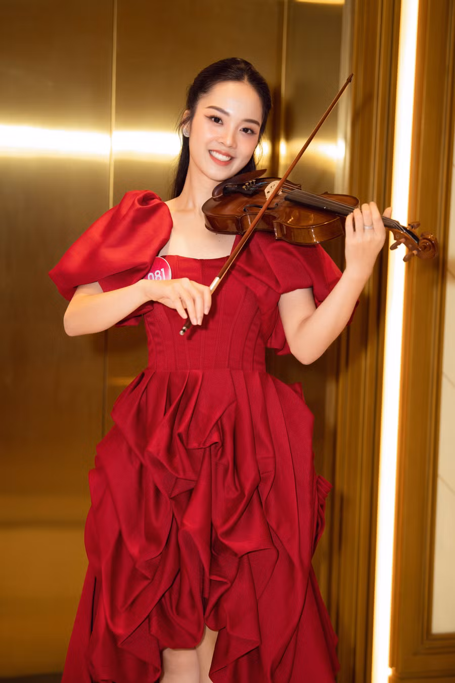 Ở phần thi của mình, cô đã thể hiện ca khúc Triệu đóa hoa hồng. Trong không gian du dương, khán giả được hòa mình trong những giai điệu da diết đong đầy cảm xúc. Ảnh: BTC