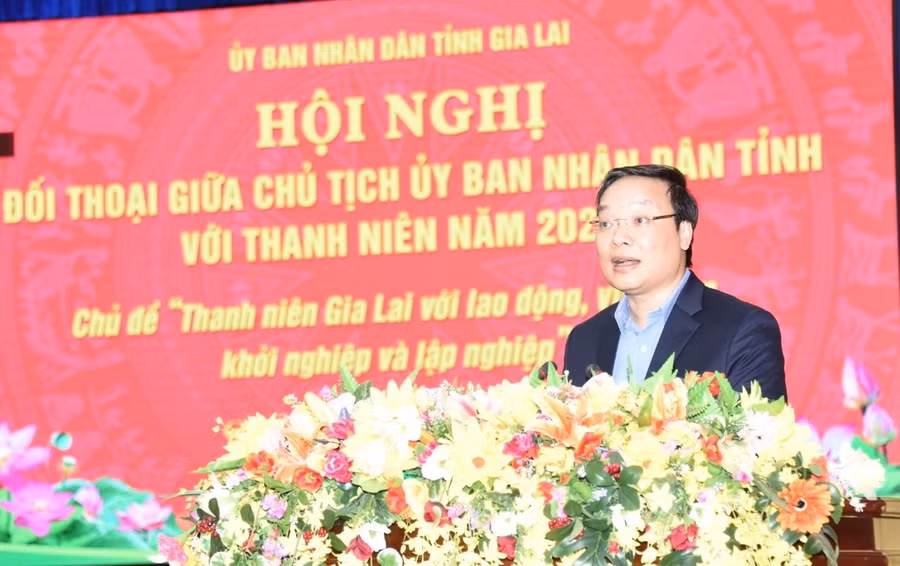 Phó Bí thư Tỉnh ủy, Chủ tịch UBND tỉnh Trương Hải Long phát biểu tại hội nghị đối thoại. Ảnh: Đức Thụy