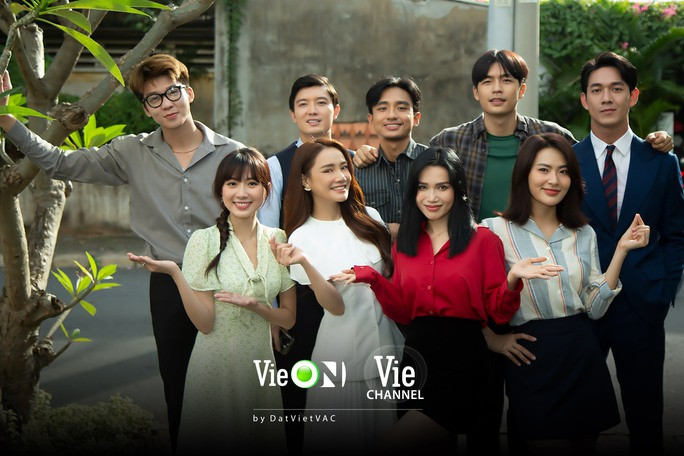 Nhã Phương (đầm trắng), Sĩ Thanh (đầm đỏ), Minh Trang (bìa phải) đọ sắc trong ngày khai máy phim 