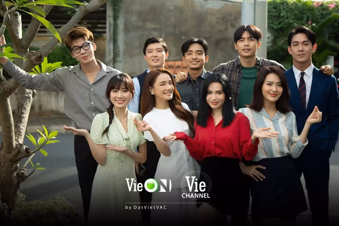 Nhã Phương (đầm trắng), Sĩ Thanh (đầm đỏ), Minh Trang (bìa phải) đọ sắc trong ngày khai máy phim 