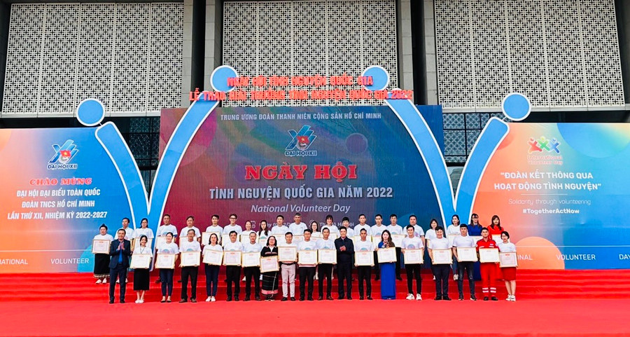 Các tập thể được nhận bằng khen của Trung ương Hội Liên hiệp Thanh niên Việt Nam vì có thành tích xuất sắc trong phong trào tình nguyện năm 2022. Ảnh: Đức Lâu Các tập thể được nhận bằng khen của Trung ương Hội Liên hiệp Thanh niên Việt Nam vì có thành tích xuất sắc trong phong trào tình nguyện năm 2022. Ảnh: Đức Lâu