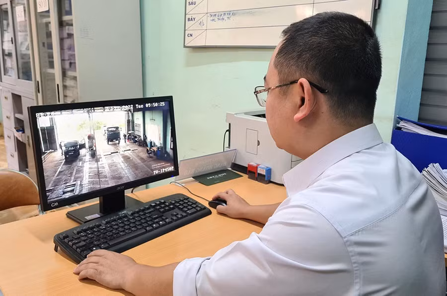 Sở Giao thông-Vân tải giám sát qua camera quy trình kiểm định tại các trung tâm. Ảnh: Ngọc Sang