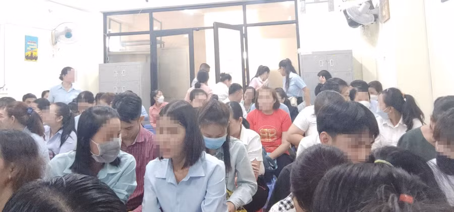 Một buổi học tại công ty với rất nhiều người tham dự. Ảnh: Phan Thu Hoài