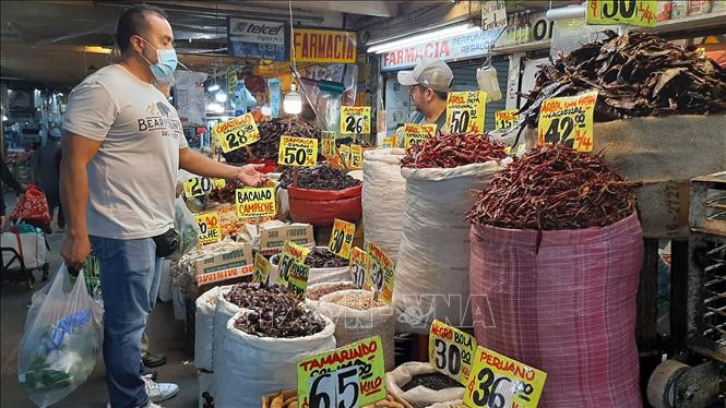 Một gian hàng đồ lưu niệm tại chợ Central de Abasto- Mexico. Ảnh: TTXVN