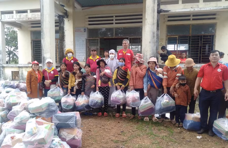 CLB “Shop 0 đồng” cùng Hội Chữ Thập đỏ TP. Pleiku tổ chức chương trình thiện nguyện ở xã Ia Le (huyện Chư Pưh). Ảnh: Minh Nhật