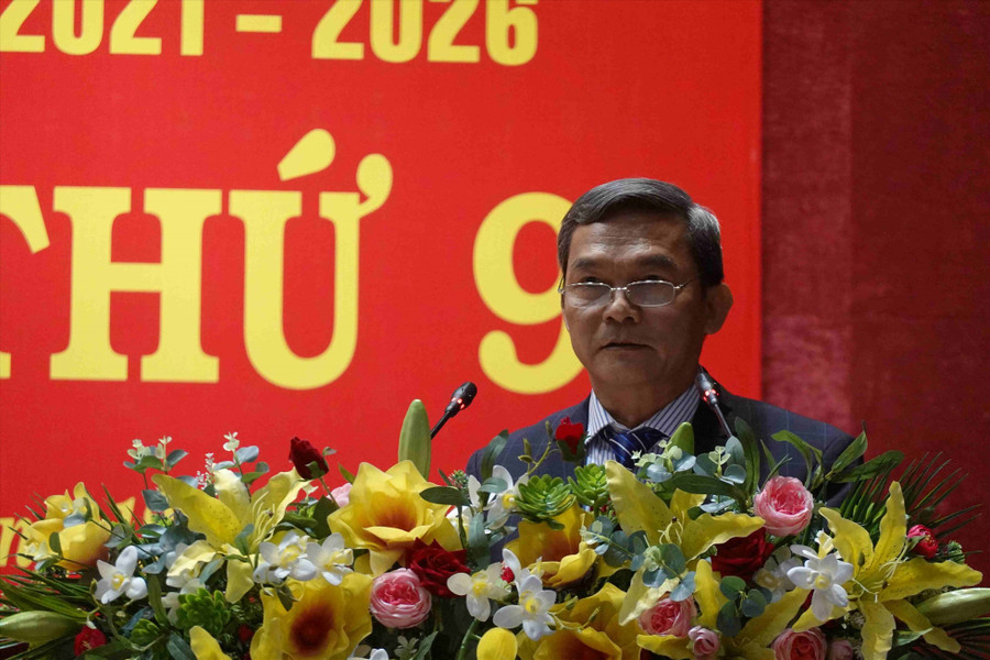 Ông Trần Viết Bảo - Giám đốc Sở Xây dựng trả lời chất vấn. Ảnh: Hoài Luân 