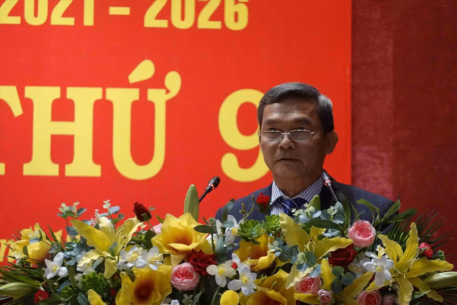 Ông Trần Viết Bảo - Giám đốc Sở Xây dựng trả lời chất vấn. Ảnh: Hoài Luân 