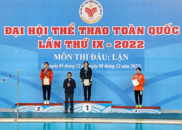 Trao giải nội dung Lặn vòi hơi chân vịt 100m nữ, huy chương Vàng thuộc về Cao Thị Duyên (Thanh Hóa), đồng thời phá kỷ lục quốc gia ở môn này. Ảnh: Tuấn Đức/TTXVN