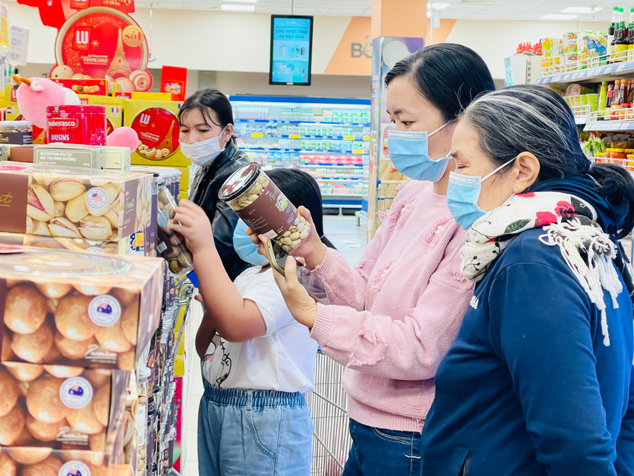Người dân tin dùng và chọn mua các loại bánh mứt có thương hiệu Việt Nam. Ảnh: Trần Dung tin dùng và lựa chọn mua các loại bánh mứt có thương hiệu Việt Nam. Ảnh: Trần Dung