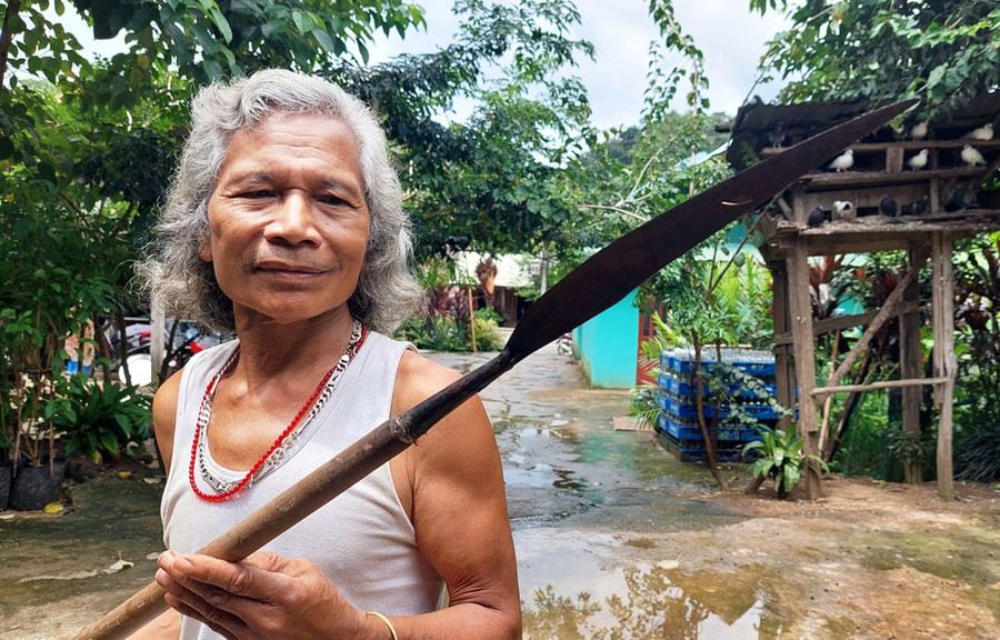 "Vũ khí" đâm trâu vẫn còn trong nhiều nhà đồng bào Cơ Tu tại Tây Giang nhưng dùng nó để đâm trâu chỉ còn là ký ức. "Vũ khí" đâm trâu vẫn còn trong nhiều nhà đồng bào Cơ Tu tại Tây Giang nhưng dùng nó để đâm trâu chỉ còn là ký ức.