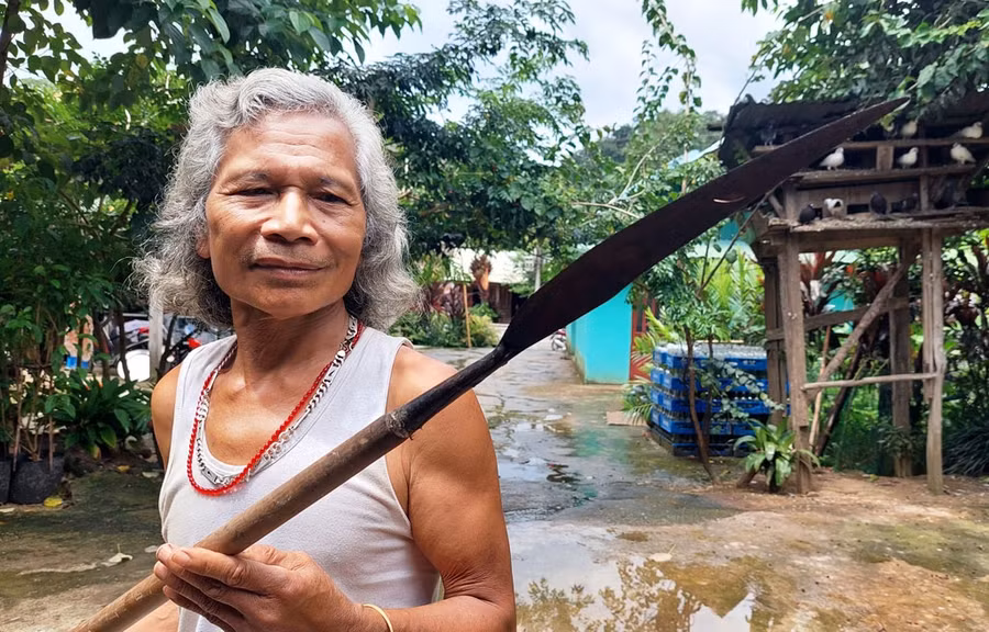 "Vũ khí" đâm trâu vẫn còn trong nhiều nhà đồng bào Cơ Tu tại Tây Giang nhưng dùng nó để đâm trâu chỉ còn là ký ức.
