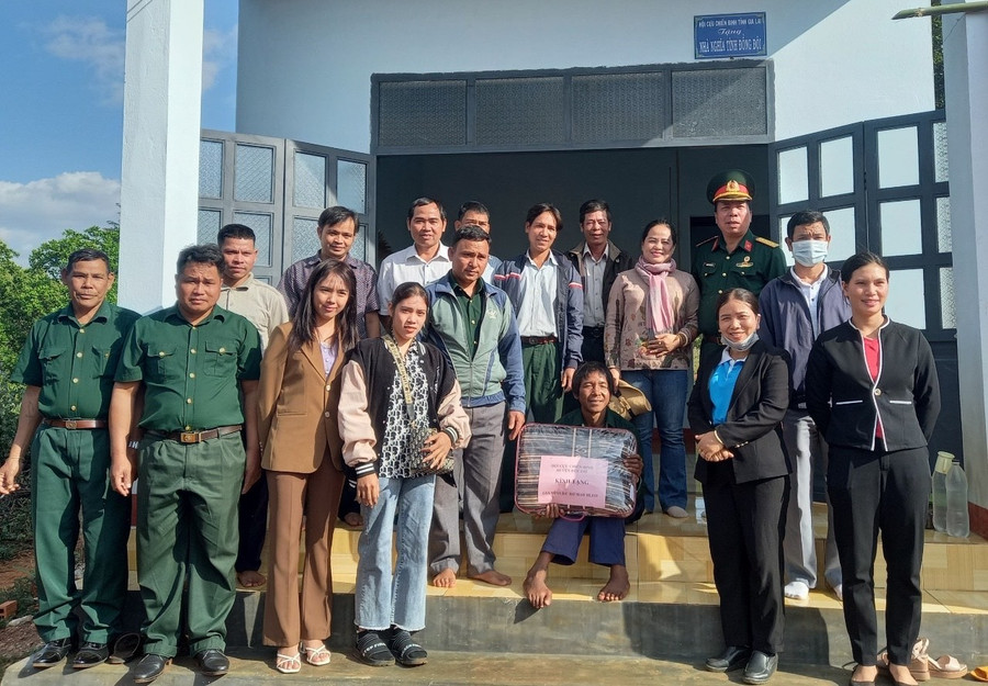 Hội Cựu chiến binh huyện Đức cơ và các đơn vị liên quan trao nhà cho hội viên Rah Ma HLeo (ngồi), làng Hrang, xã Ia Kriêng, huyện Đức Cơ. Ảnh: Thanh Tịnh Hội Cựu chiến binh huyện Đức cơ và các đơn vị liên quan trao nhà cho hội viên Rah Ma HLeo, làng Hrang, xã Ia Kriêng, huyện Đức Cơ. Ảnh: Thanh Tịnh