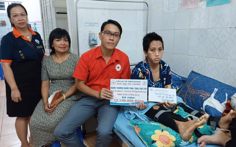 Câu lạc bộ thiện nguyện “Ngôi nhà yêu thương” hỗ trợ cho một trường hợp khó khăn bị tai nạn giao thông. Ảnh Như Nguyện