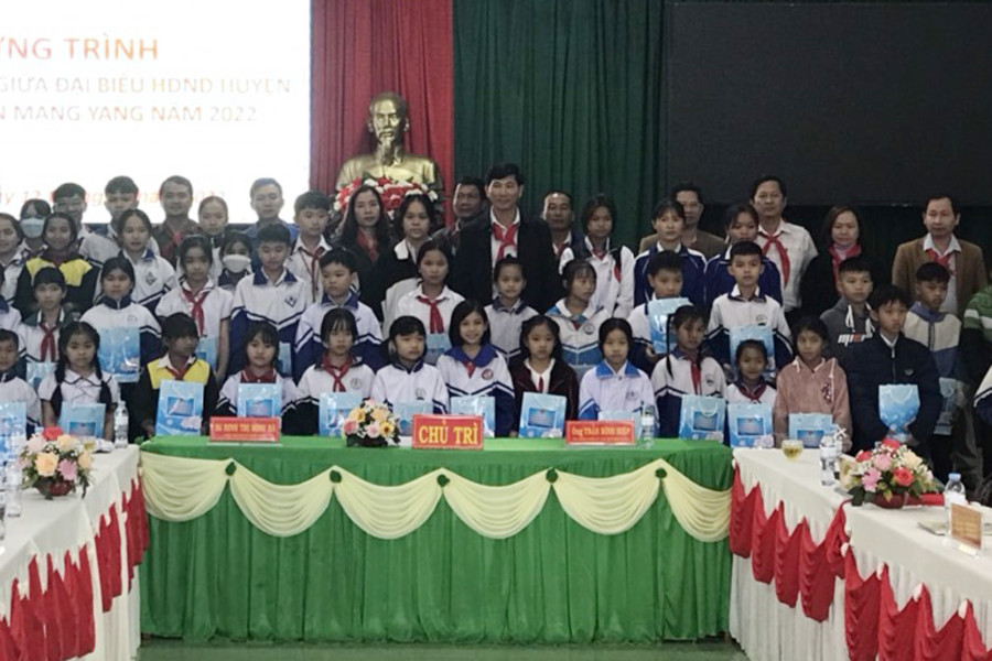 Lãnh đạo huyện Mang Yang tặng quà cho các em học sinh. Ảnh: Minh Hiển