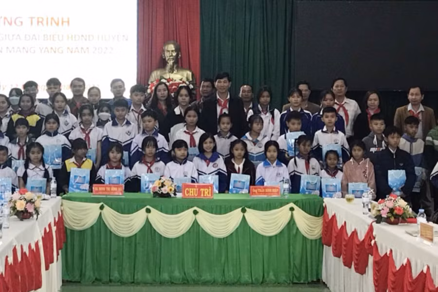 Lãnh đạo huyện Mang Yang tặng quà cho các em học sinh. Ảnh: Minh Hiển