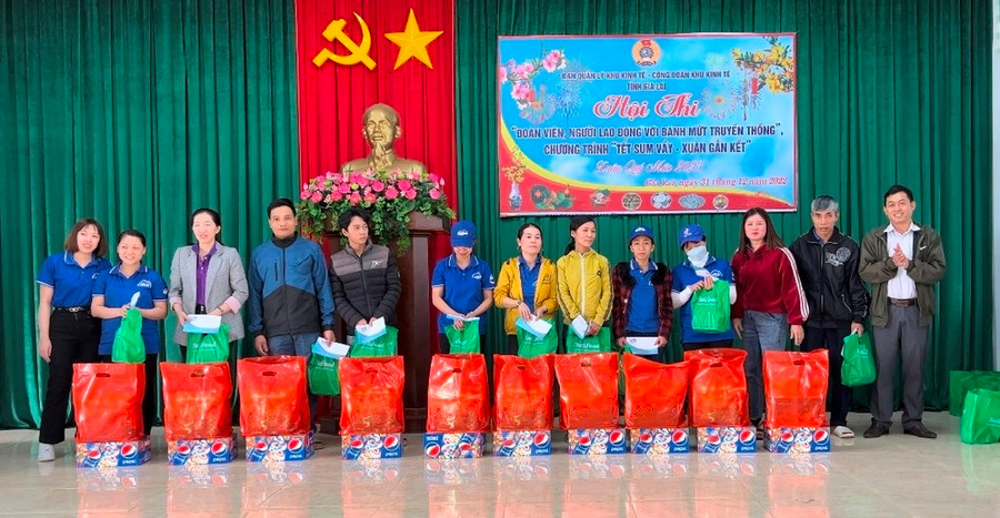 Ban tổ chức Chương trình tặng quà Tết cho đoàn viên, NLĐ có hoàn cảnh khó khăn. Ảnh: Đinh Yến Ban tổ chức Chương trình tặng quà Tết cho đoàn viên, NLĐ có hoàn cảnh khó khăn. Ảnh. Đinh Yến