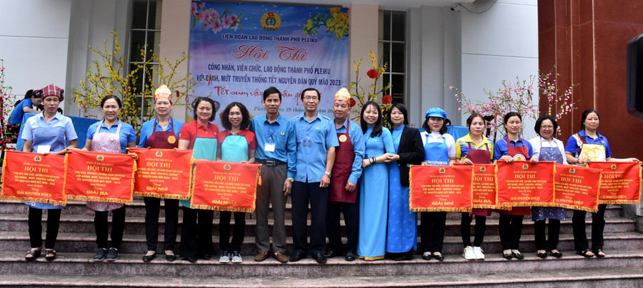 Ban tổ chức Hội thi trao giải cho các đội có sản phẩm xuất sắc. Ảnh. Đinh Yến