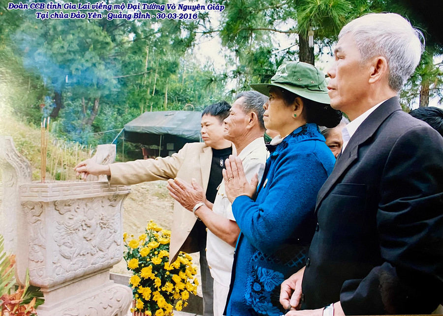 Bà Rơ Chăm H'Yéo cùng đoàn Cựu chiến binh tỉnh Gia Lai thăm viếng mộ Đại tướng Võ Nguyên Giáp tại Vũng Chùa-Đảo Yến (tỉnh Quảng Bình) vào năm 2016. Ảnh chụp lại: Mộc Trà Bà Rơ Chăm H'Yéo cùng đoàn cựu chiến binh tỉnh Gia Lai thăm viếng mộ Đại tướng Võ Nguyên Giáp tại Vũng Chùa-Đảo Yến (tỉnh Quảng Bình) vào năm 2016. Ảnh chụp lại: Mộc Trà
