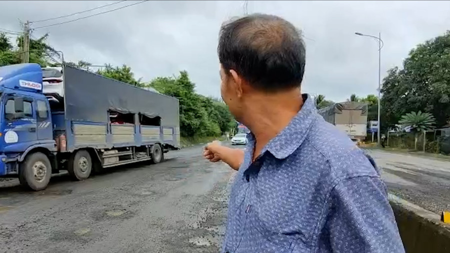 Ông Nguyễn Minh Châu có nhà nằm sát QL1 bức xúc việc sửa chữa chậm, ảnh hưởng đến đời sống gia đình ông. Ảnh: Hoài Luân