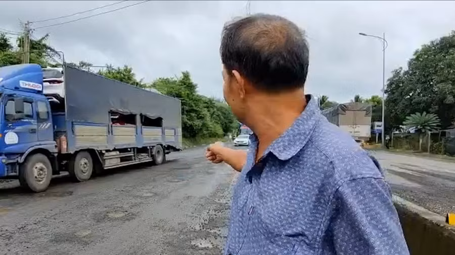 Ông Nguyễn Minh Châu có nhà nằm sát QL1 bức xúc việc sửa chữa chậm, ảnh hưởng đến đời sống gia đình ông. Ảnh: Hoài Luân