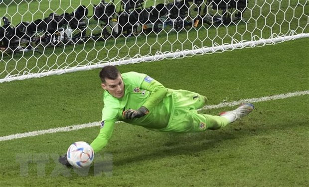 Thủ môn đội Croatia Dominik Livakovic cản phá thành công quả đá luân lưu của cầu thủ Nhật Bản Yoshida Maya. (Ảnh: THX/TTXVN)