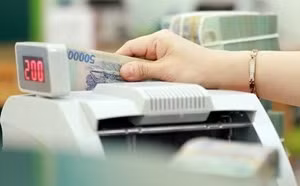 Với việc nới room tín dụng, 240.000 tỉ sẽ được bơm cho nền kinh tế, kỳ vọng giải cơn khát vốn. Ảnh minh hoạ: Hải Nguyễn