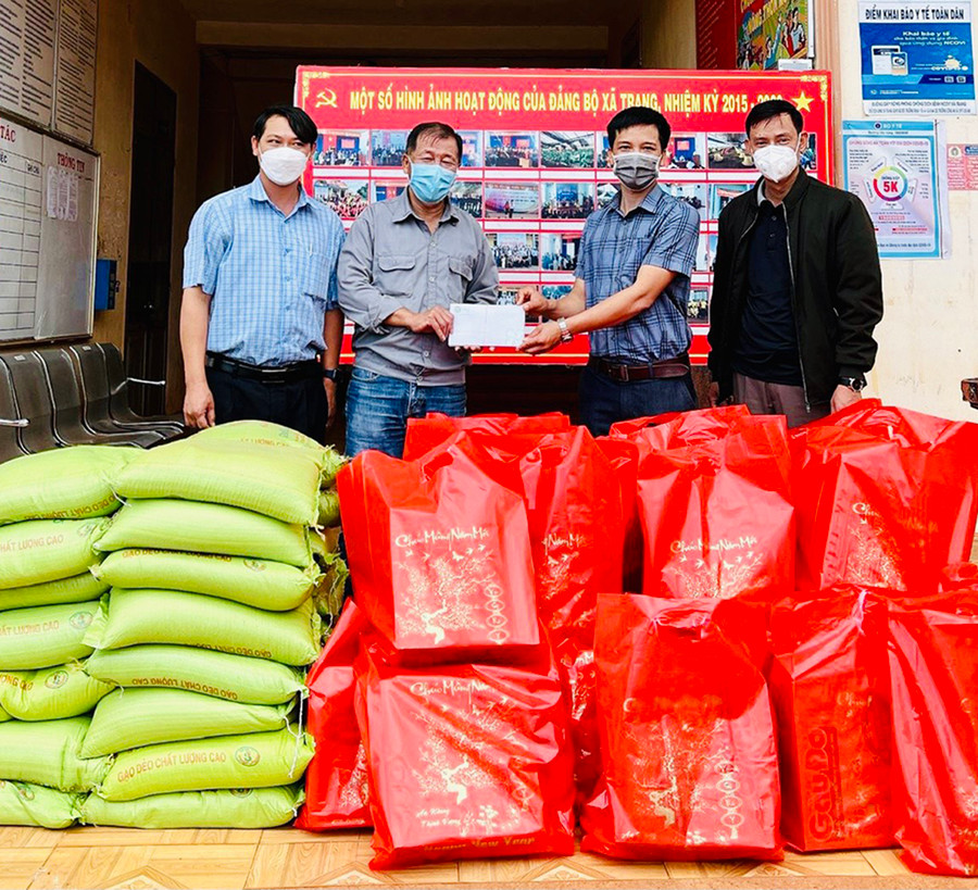 Trao quà Tết cho các hộ dân. Ảnh: Thảo Nguyên