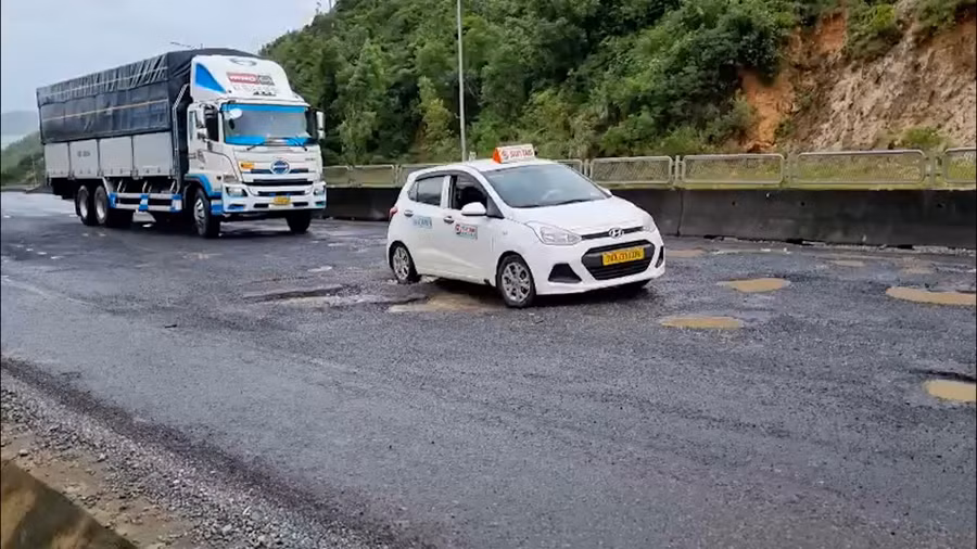 Đoạn QL1 chậm tiến độ sửa chưa do mưa lớn. Ảnh: Hoài Luân 