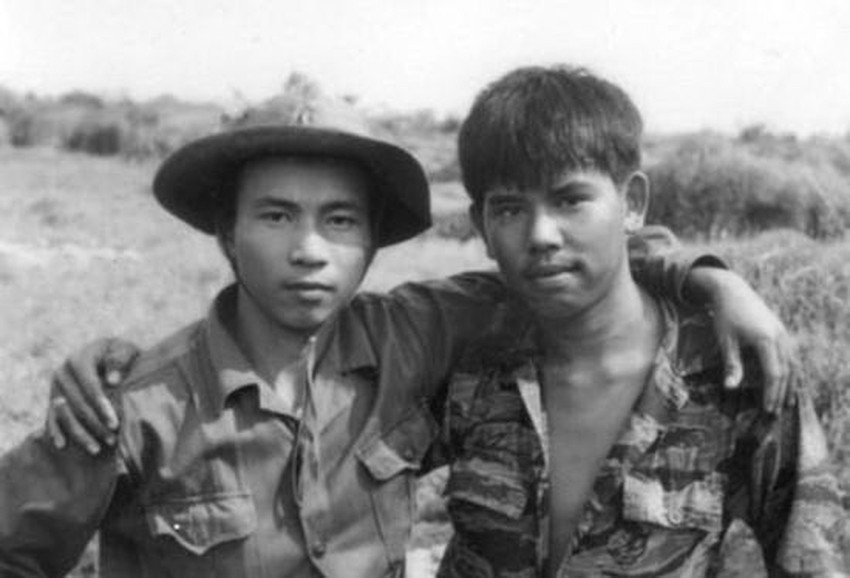 Bức ảnh Hai người lính trong bộ ảnh đoạt Giải thưởng Hồ Chí Minh của tác giả Chu Chí Thành  Bức ảnh Hai người lính trong bộ ảnh đoạt Giải thưởng Hồ Chí Minh của tác giả Chu Chí Thành