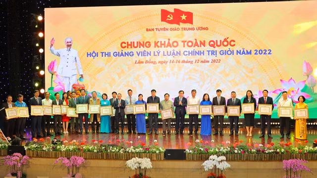 Ban Tuyên giáo Trung ương tặng bằng khen cho tập thể có thành tích xuất sắc trong tổ chức hội thi. Ảnh: Tuân Hương