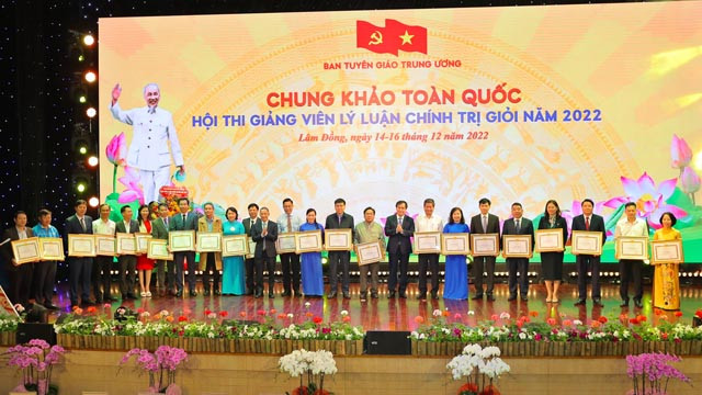 Ban Tuyên giáo Trung ương tặng bằng khen cho tập thể có thành tích xuất sắc trong tổ chức hội thi. Ảnh: Tuân Hương