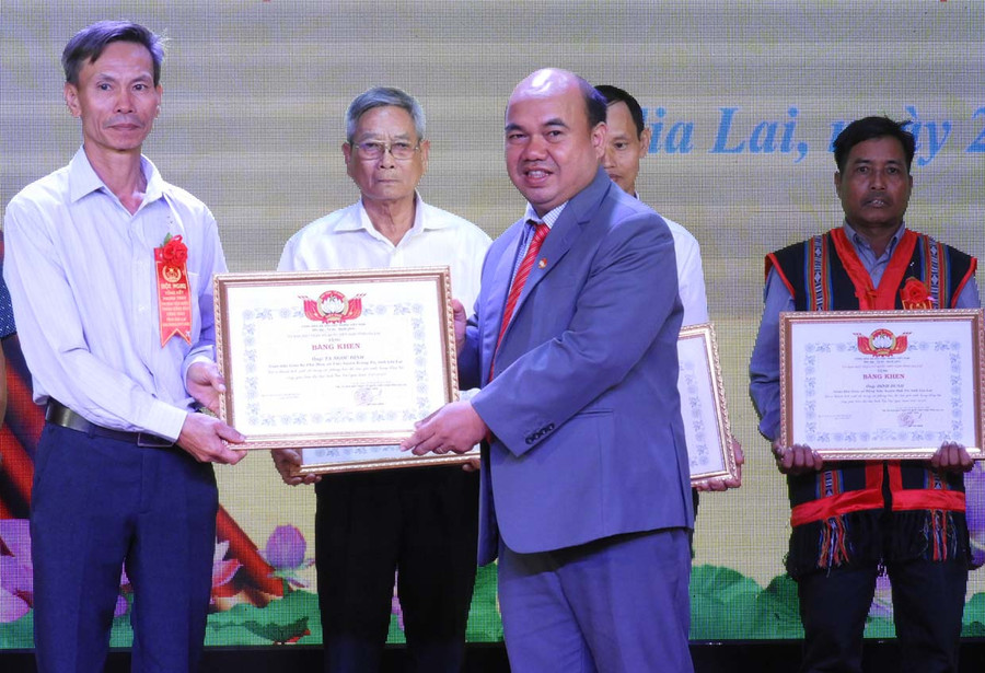 Phó Chủ tịch Ủy ban MTTQ Việt Nam tỉnh Siu Trung trao bằng khen cho các cá nhân điển hình trong phong trào thi đua yêu nước trong đồng bào Công giáo. Ảnh: Thanh Nhật Phó Chủ tịch Ủy ban MTTQ Việt Nam tỉnh Siu Trung trao bằng khen cho các cá nhân điển hình trong phong trào thi đua yêu nước trong đồng bào Công giáo. Ảnh: Thanh Nhật