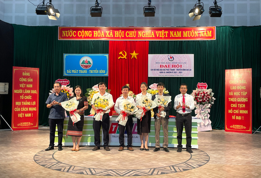 Ban Thư ký Chi hội Nhà báo Đài PT-TH tỉnh khóa mới ra mắt Đại hội. Ảnh: Lam Nguyên