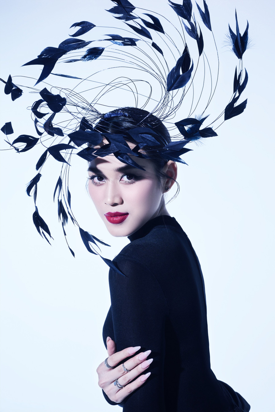 Dù thời gian đương nhiệm rơi vào thời điểm dịch bệnh, Đỗ Thị Hà vẫn nỗ lực, cố gắng hoàn thành tốt nghĩa vụ của mình, lan tỏa những điều tích cực trong cộng đồng. Nhiều người nhận xét cô trưởng thành hơn trong 2 năm đương nhiệm. Ảnh: Milor Trần