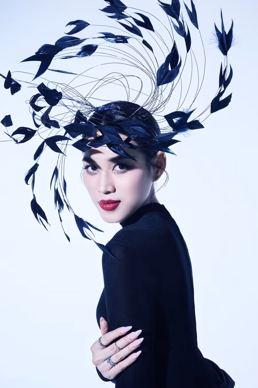 Dù thời gian đương nhiệm rơi vào thời điểm dịch bệnh, Đỗ Thị Hà vẫn nỗ lực, cố gắng hoàn thành tốt nghĩa vụ của mình, lan tỏa những điều tích cực trong cộng đồng. Nhiều người nhận xét cô trưởng thành hơn trong 2 năm đương nhiệm. Ảnh: Milor Trần