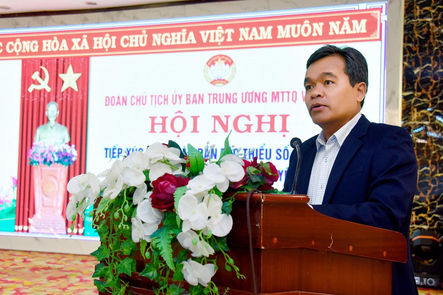 Bí thư Tỉnh ủy Hồ Văn Niên thông tin đến hội nghị về các giải pháp quan tâm đến công tác dân tộc. Ảnh: Đức Thụy Bí thư Tỉnh ủy Hồ Văn Niên thông tin đến hội nghị về các giải pháp quan tâm đến công tác dân tộc. Ảnh: Đức Thụy