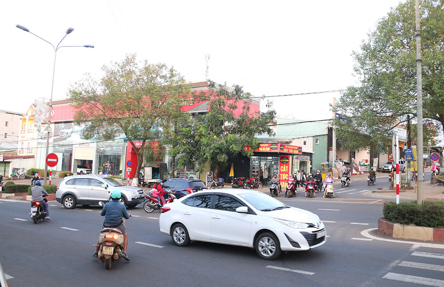  Nút giao thông ngã ba Trường Chinh-Chu Văn An tiềm ẩn nguy cơ tai nạn giao thông trong giờ cao điểm. Ảnh: Quang Tấn