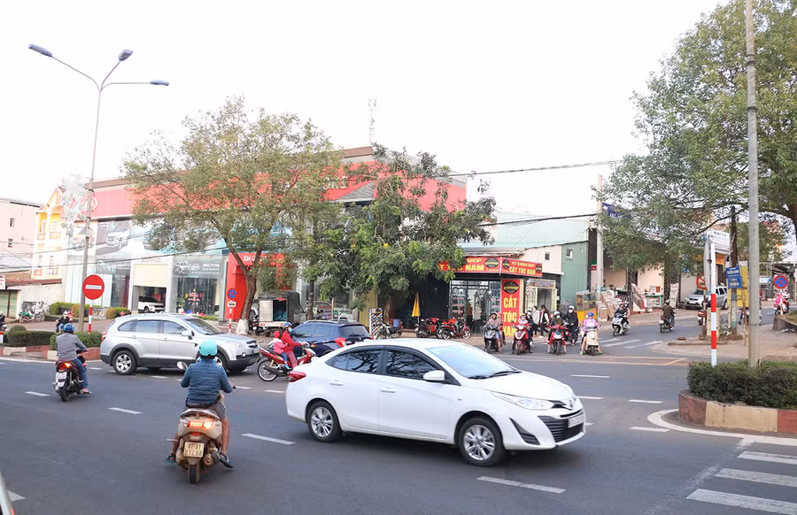  Nút giao thông ngã ba Trường Chinh-Chu Văn An tiềm ẩn nguy cơ tai nạn giao thông trong giờ cao điểm. Ảnh: Quang Tấn