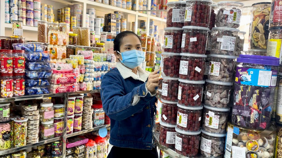 Nhiều chủ thể kinh doanh thương mại đã chuẩn bị nguồn hàng để phục vụ người dân trong dịp Tết. Ảnh: Vũ Thảo