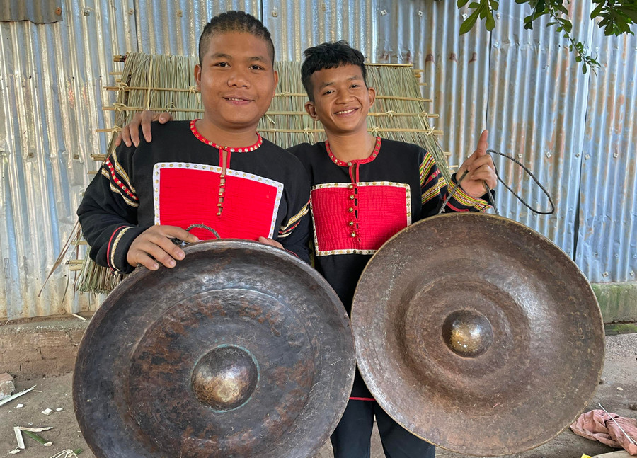 Do bận việc mưu sinh nên Ksor Sia (bìa trái) và Siu Khăi rất ít khi tham gia diễn tấu cồng chiêng. Ảnh: Lam Nguyên
