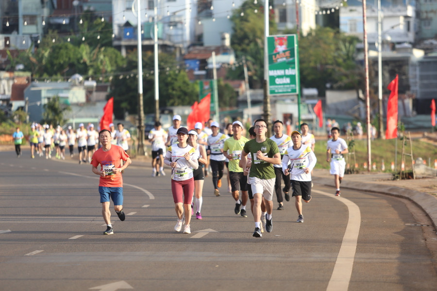 Các VĐV đã thi đấu trên cung đường của Khu đô thị suối Hội Phú. Ảnh: Văn Ngọc