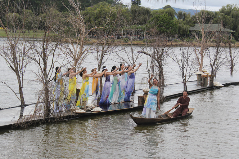 Lụa mang thông điệp hạnh phúc, hòa bình