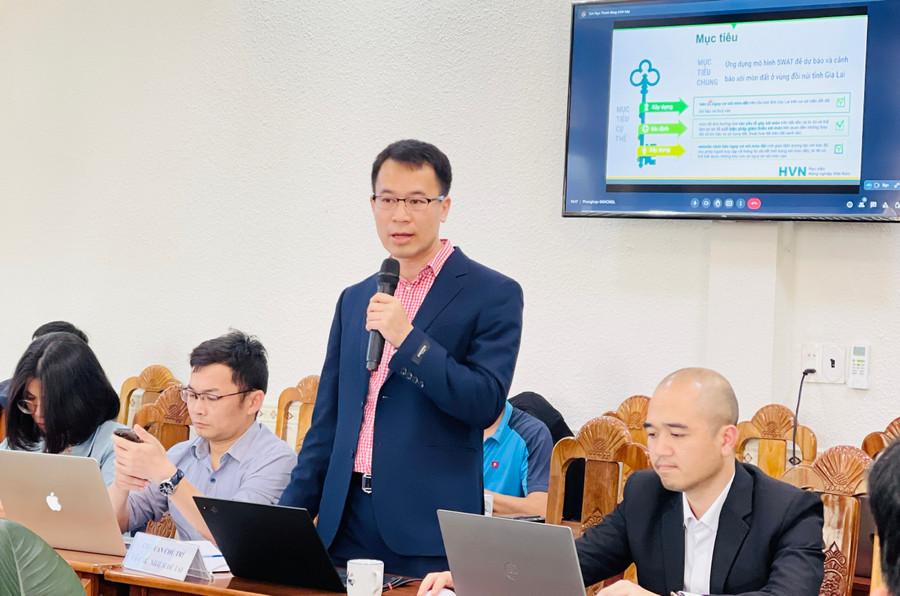 Tiến sĩ Ngô Thanh Sơn báo cáo kết quả nghiên cứu đề tài. Ảnh: Trần Dung Tiến sĩ Ngô Thanh Sơn báo cáo kết quả nghiên cứu đề tài. Ảnh: Trần Dung