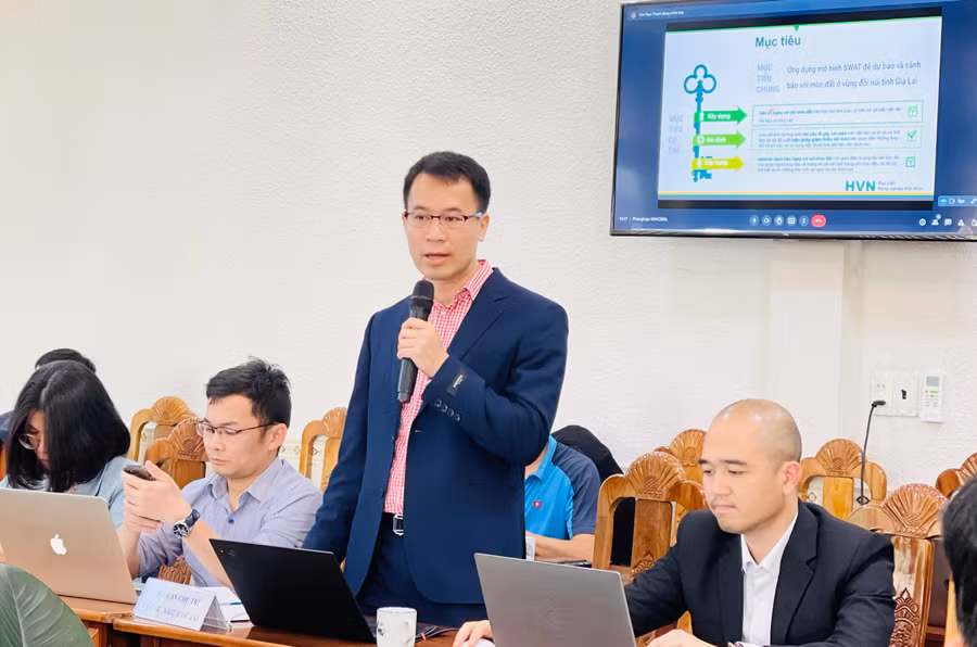 Tiến sĩ Ngô Thanh Sơn báo cáo kết quả nghiên cứu đề tài. Ảnh: Trần Dung