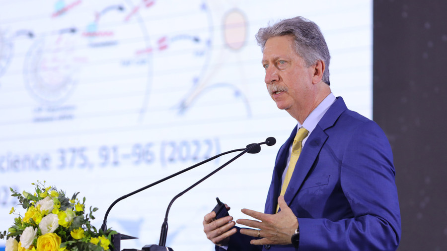 GS Brucce Levine giới thiệu về giải pháp tế bào T chữa bệnh ung thư. Ảnh: QH