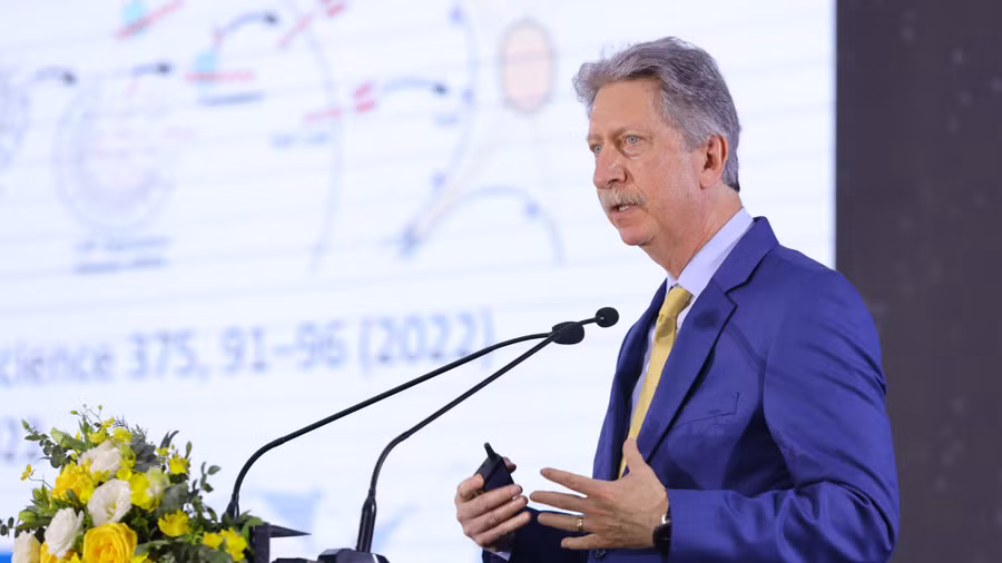 GS Brucce Levine giới thiệu về giải pháp tế bào T chữa bệnh ung thư. Ảnh: QH