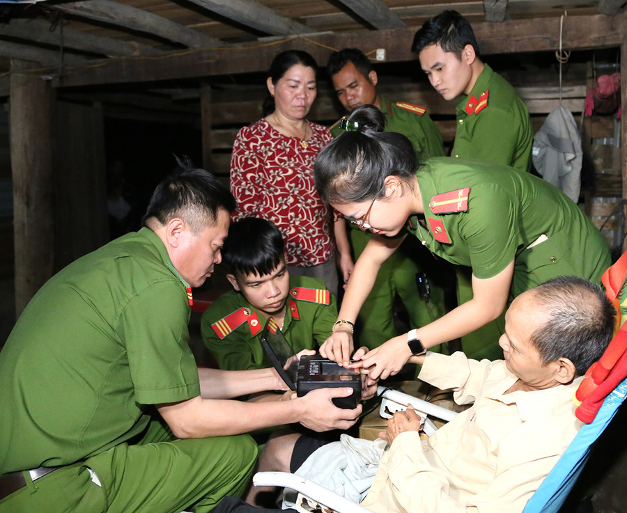  Thực hiện cao điểm cao điểm “90 ngày đêm” của Bộ Công an, hàng ngàn lượt cán bộ, chiến sỹ Công an đến các buôn, làng làm CCCD cho người già yếu, bệnh tật không thể đi lại được. Ảnh: Nguyễn Hữu