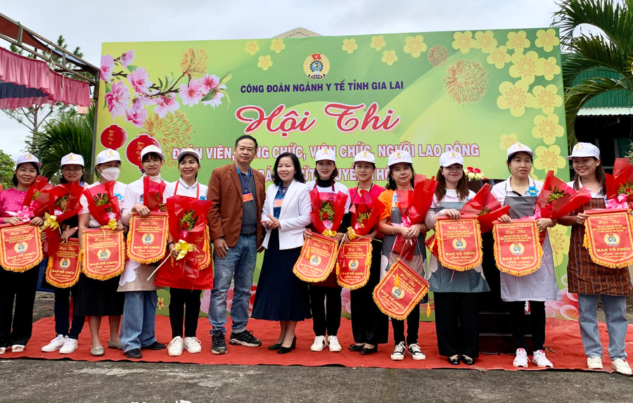 Đại diện Ban tổ chức tặng cờ và hoa lưu niệm cho các đội tham gia hội thi. Ảnh: Như Nguyện