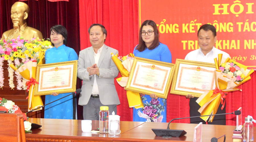 Ban Tuyên giáo Tỉnh ủy Gia Lai tổ chức hội nghị tổng kết công tác năm 2022 ảnh 4 Thừa ủy quyền của Thủ tướng Chính phủ, đồng chí Châu Ngọc Tuấn (thứ 2 từ trái qua)-Phó Bí thư Thường trực Tỉnh ủy, Trưởng đoàn đại biểu Quốc hội tỉnh tặng bằng khen cho các tập thể, cá nhân có thành tích tiêu biểu trong học tập và làm theo Bác. Ảnh: Phan Lài