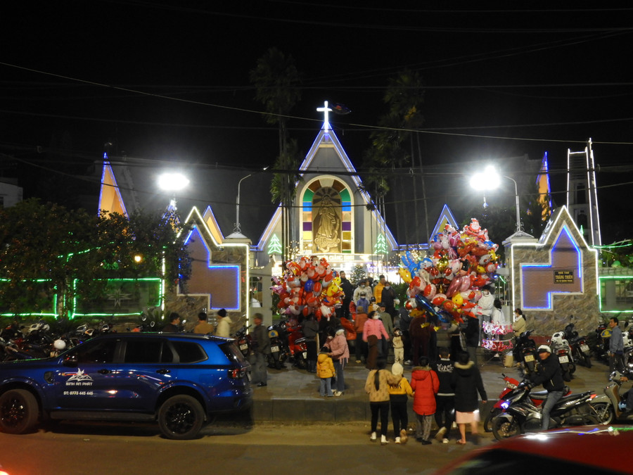 Quang cảnh nhộn nhịp tại các nhà thờ trong dịp lễ Giáng sinh. Ảnh: Thanh Nhật